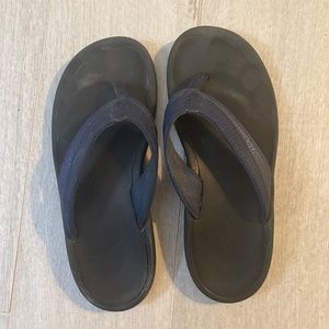 Black and Dark Blue Olakai women’s sandals